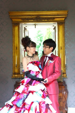 非公開 新郎さんもゲストの視線を集めちゃいましょう ピンクのタキシード 静岡の結婚式場 公式 エスプリドナチュール 静岡市のウェディング