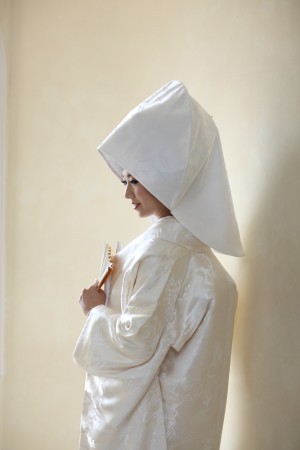 伝統の白無垢に合わせる被り物が「綿帽子」