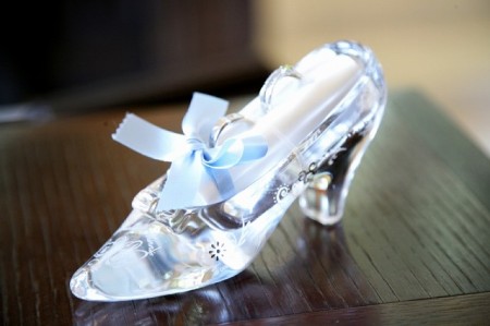 現代のシンデレラ達にも必需品！「ガラスの靴」が結婚式に登場