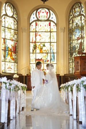 真っ白なウェディングドレス 自然光 ステンドグラス の関係 静岡の結婚式場 公式 エスプリドナチュール 静岡市のウェディング