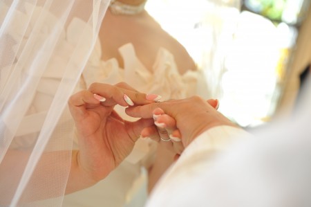 なぜ結婚指輪は左手薬指にするのでしょう！？