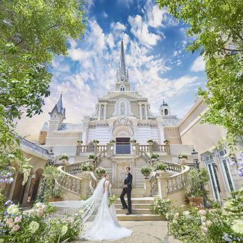 大聖堂のセントラル広場で祝福のフラワーシャワー