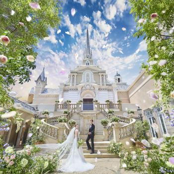 大聖堂のセントラル広場で祝福のフラワーシャワー