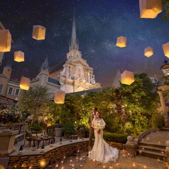 大聖堂とスカイランタンとキャンドルでディズニーのようなウェディングを