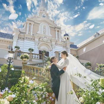 大聖堂のセントラル広場で祝福のフラワーシャワー